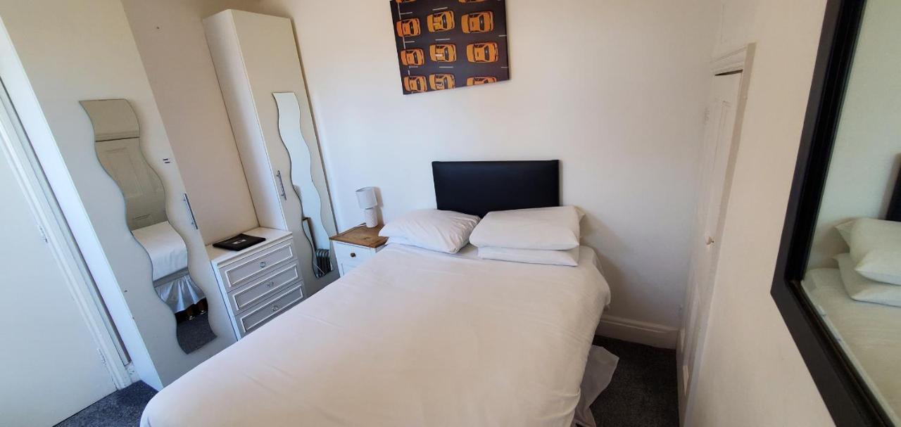 Diamonds Guest House York Esterno foto