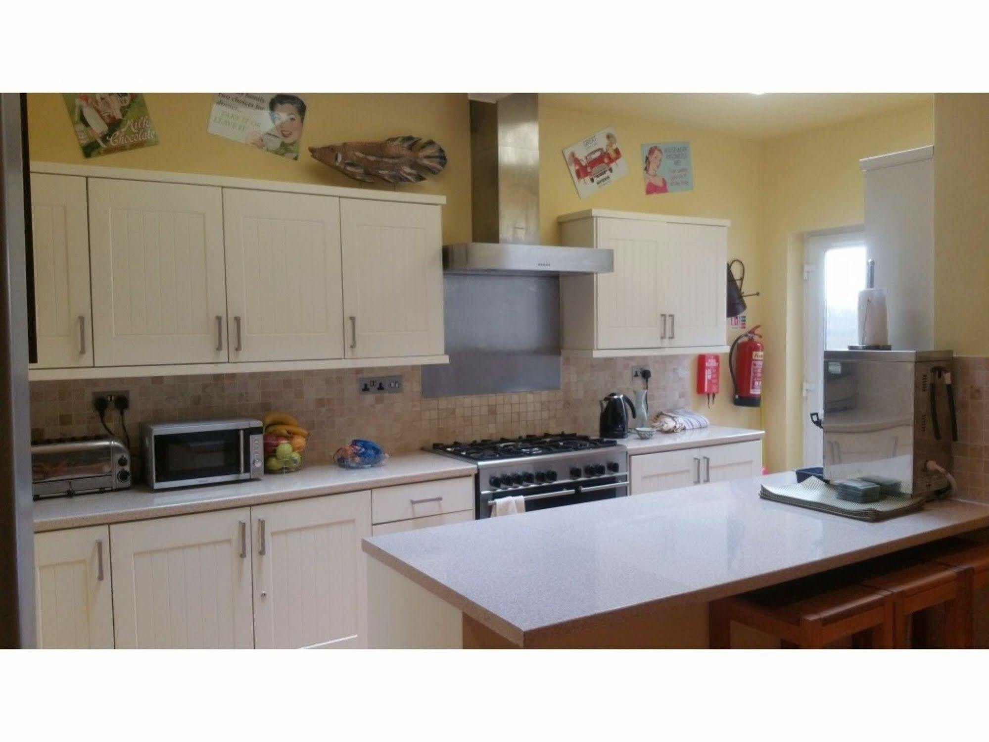 Diamonds Guest House York Esterno foto